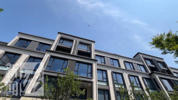 通盈配资 上海一别墅小区没有顶？业主傻眼，开发商：按图纸盖的